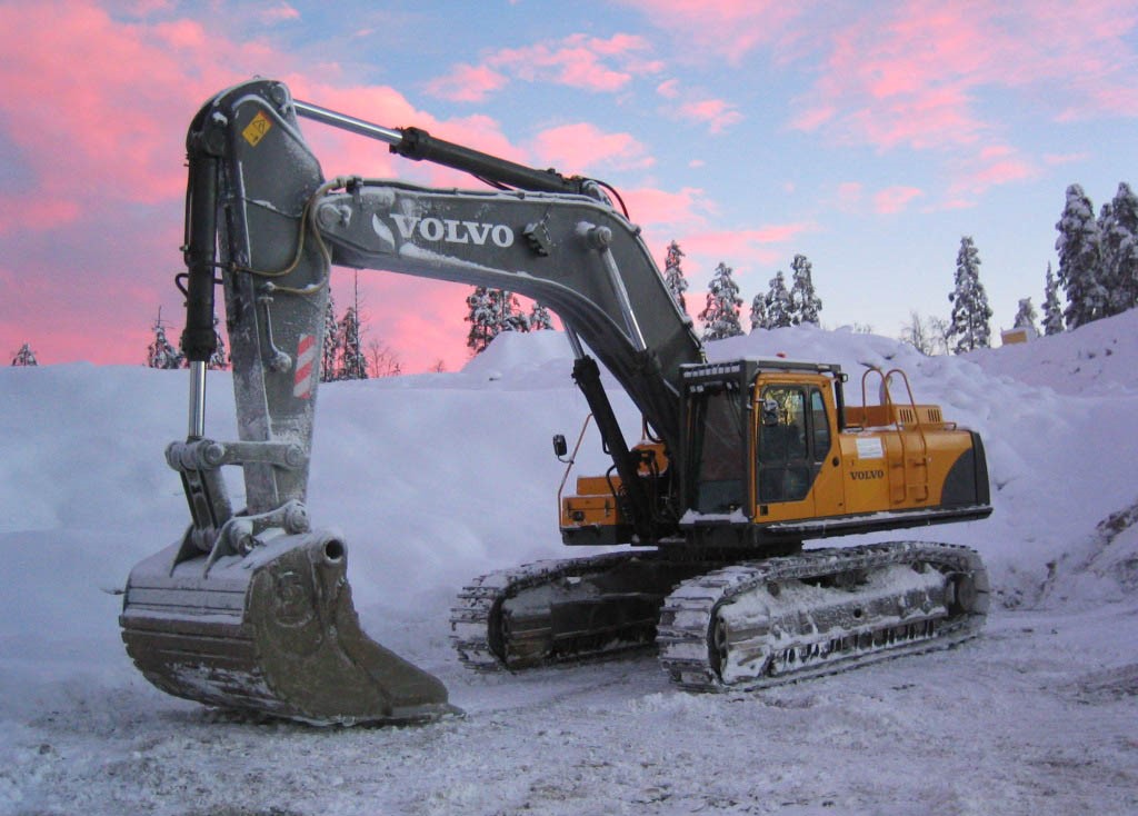 2-VOLVO EXCAVATOR EC700